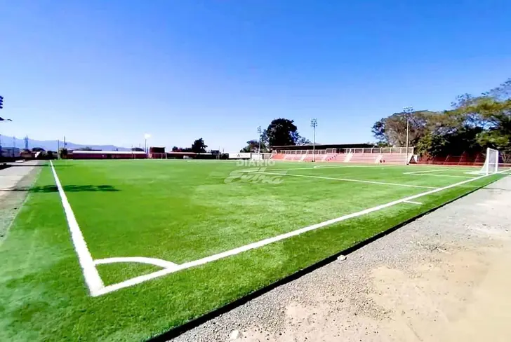 Así quedó la gramilla, según reveló diario Extra.