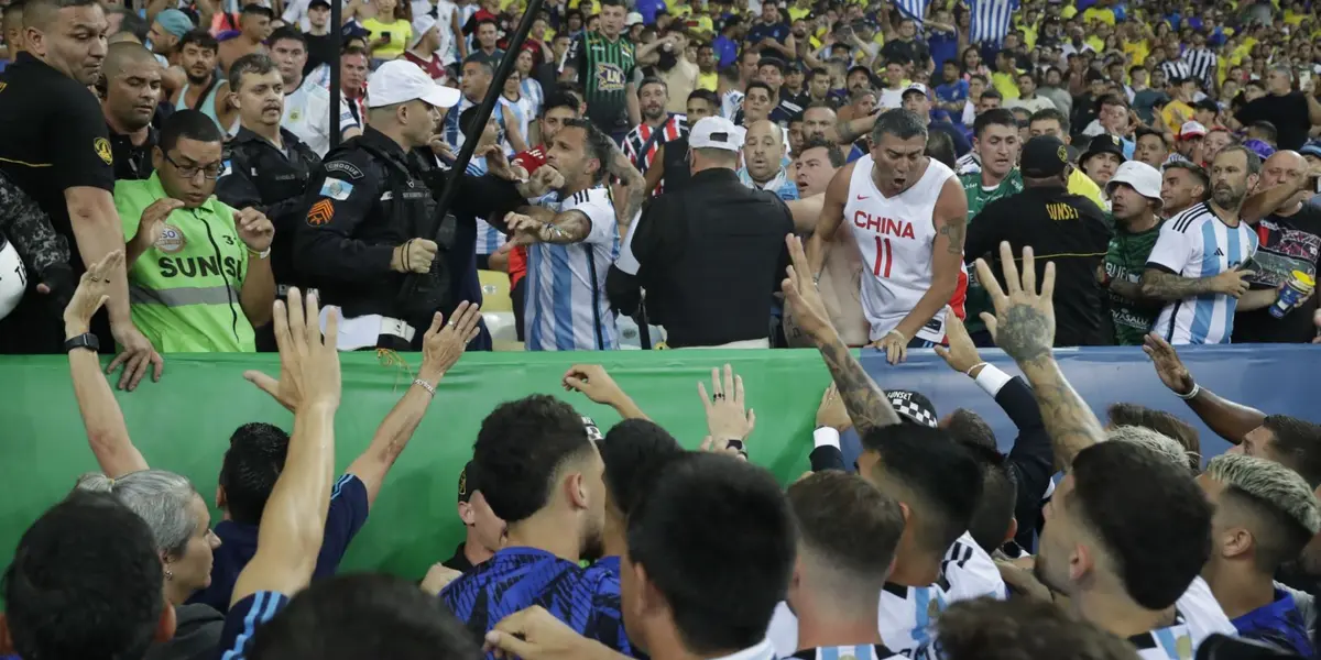 Las imágenes fueron muy impactantes, incluso los jugadores de Argentina, comandados por Messi, abandonaron el terreno de juego en protesta