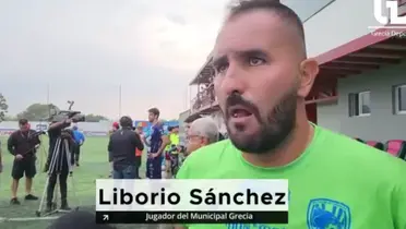 Liborio Sánchez, portero de Grecia, brindando una entrevista. Foto: Teletica Deportes.