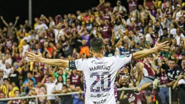 Mariano Torres con la afición de Saprissa de fondo. Foto: La Nación.