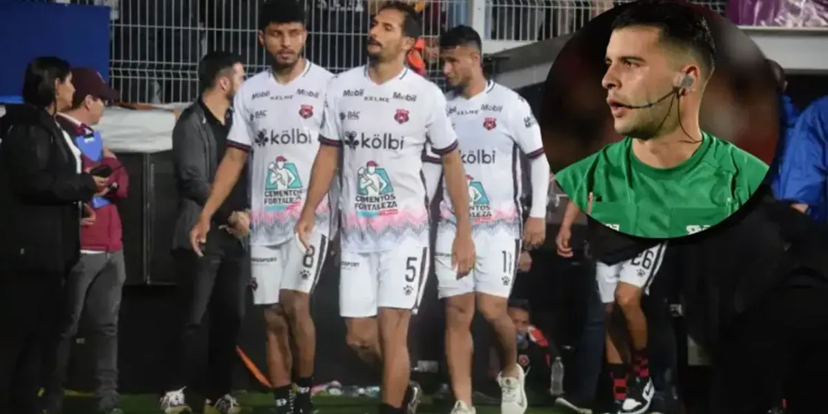 Silbatero Pablo Camacho con los jugadores de Alajuelense. Foto: Fútbol Centroamérica.
