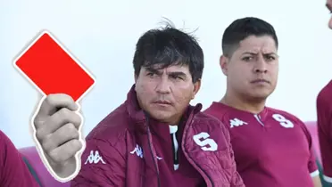 Vladimir Quesada al lado de una tarjeta roja de los árbitros. Foto: La Teja.