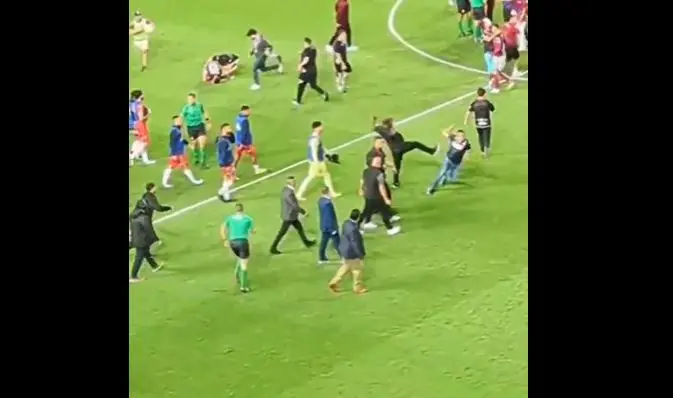 Esta fue la agresión del exjugador a un fan en diciembre.