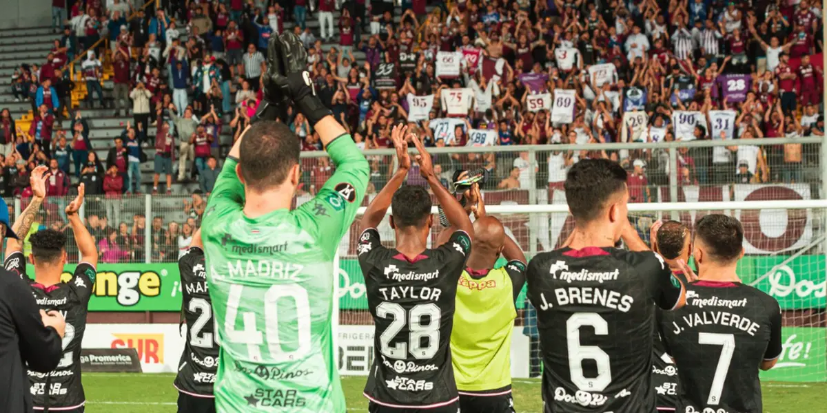 Abraham Madriz celebrando con sus compañeros de Saprissa y la afición. Foto: Saprissa.