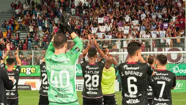 Abraham Madriz celebrando con sus compañeros de Saprissa y la afición. Foto: Saprissa.