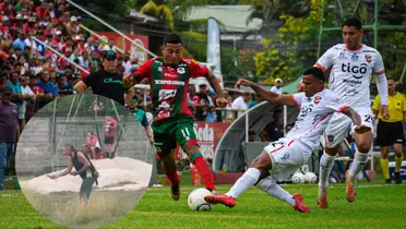 Aficionado se ve en un lado de la cancha con varias cartas