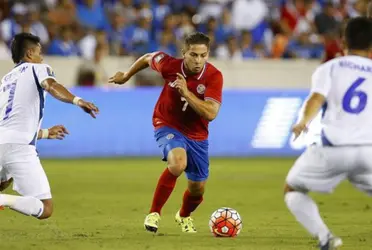 Aguilar brilla en el Herediano pero no logra convencer a Claudio Vivas.