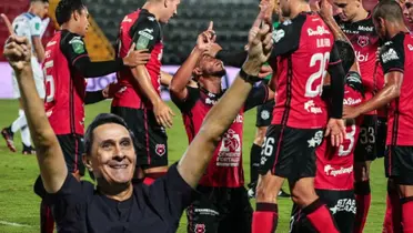 Alexandre Guimaraes celebrando con el equipo de Alajuelense atrás. Foto: LDA.