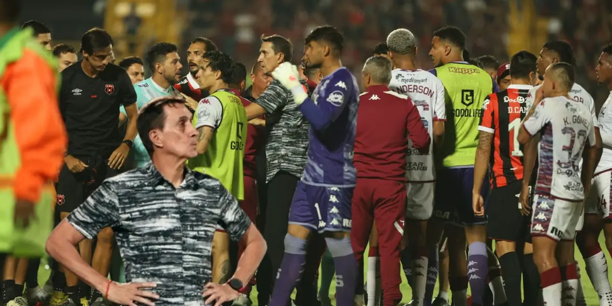 Alexandre Guimaraes en media polémica que se vivió en el clásico de Costa Rica. Foto: La teja.