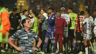 Alexandre Guimaraes en media polémica que se vivió en el clásico de Costa Rica. Foto: La teja.