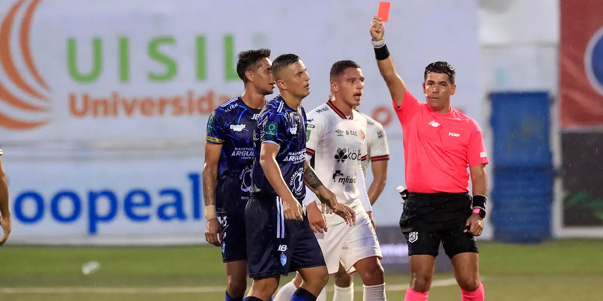 árbitro sacando una tarjeta roja en un partido. Foto: La Teja.
