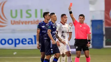 árbitro sacando una tarjeta roja en un partido. Foto: La Teja.