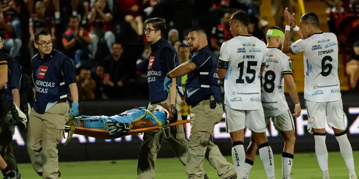 Arquero salió lesionando tras fuerte golpe en el partido ante Alajuelense