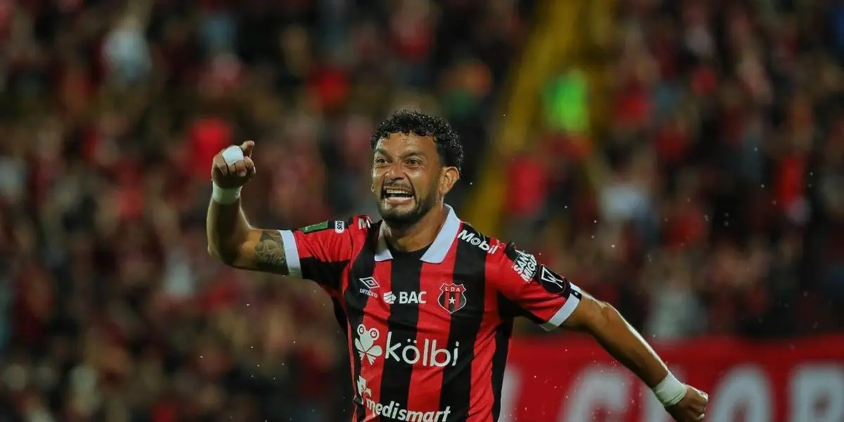 Barrantes estaría elevando su nombre entre las leyendas del fútbol costarricense si logran coronarse con Alajuelense en este campeonato