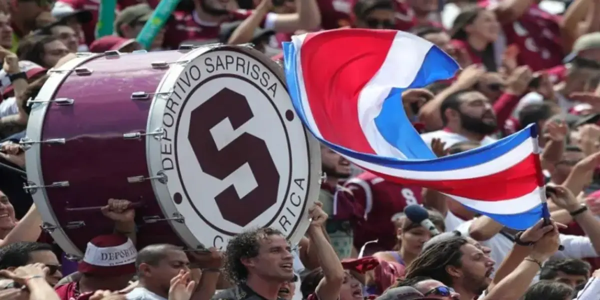 Canticos de Saprissa se escucharon durante el partido de Costa Rica.