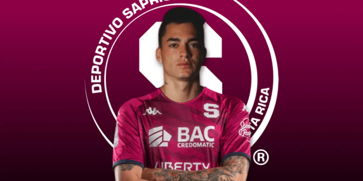 Carlos Barahona vestido con la camisa de Saprissa. Foto: Hoy en el deporte.