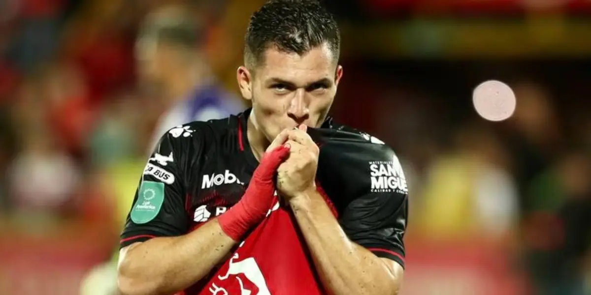 Carlos Mora besándo el escudo de Alajuelense. Foto: LDA.