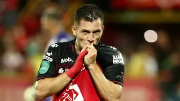 Carlos Mora besándo el escudo de Alajuelense. Foto: LDA.