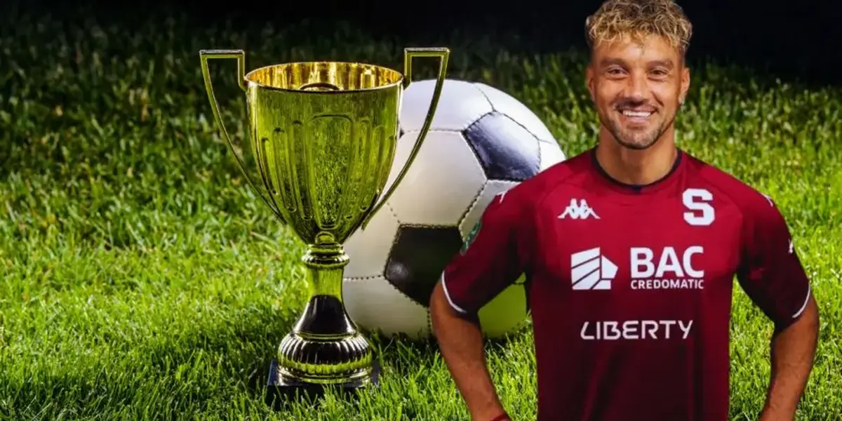 Christian Bolaños con la copa de Campeón que ganó en Saprissa