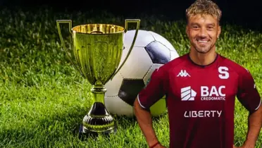 Christian Bolaños con la copa de Campeón que ganó en Saprissa