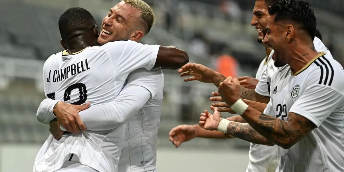 Claudio Vivas le dio un giro radical a la Selección de Costa Rica.