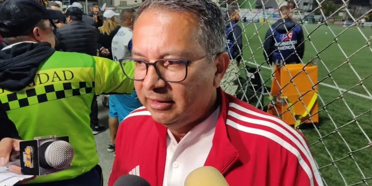 Decenas de ex futbolistas le siguen dando fuerte al jerarca de la Federación Costarricense de Fútbol.