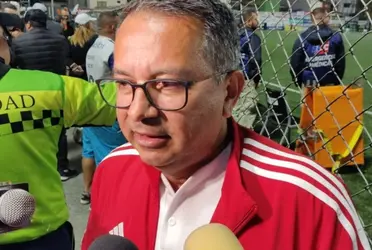 Decenas de ex futbolistas le siguen dando fuerte al jerarca de la Federación Costarricense de Fútbol.