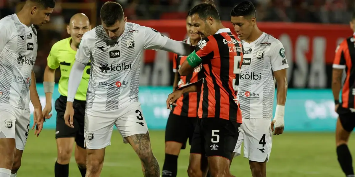 Defensor salió silbado del La Catedral, pero con los tres puntos