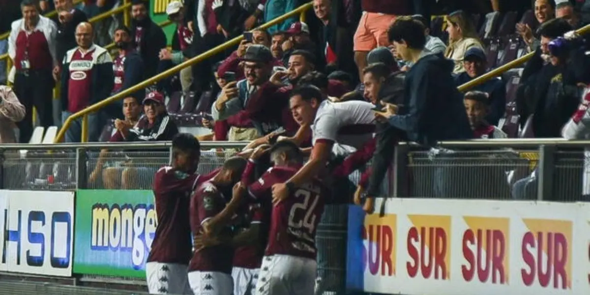 Deportivo Saprissa respondio a la invitación de una pareja de prometidos.