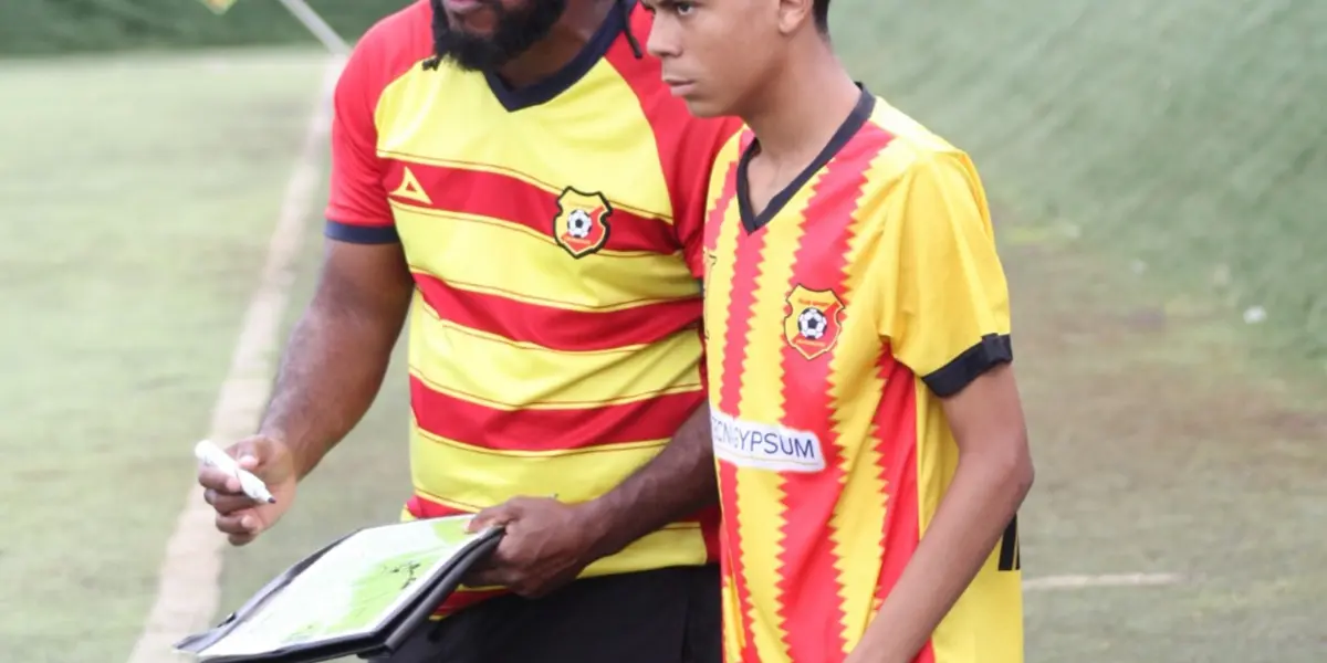 Dos promesas U-15, entrenadas por Víctor Núñez, conquistan la mirada del Maryland FC.