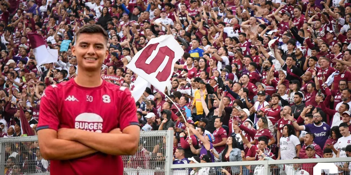 Douglas Sequeira, jugador de Saprissa, con la afición de fondo. Foto: SAP-