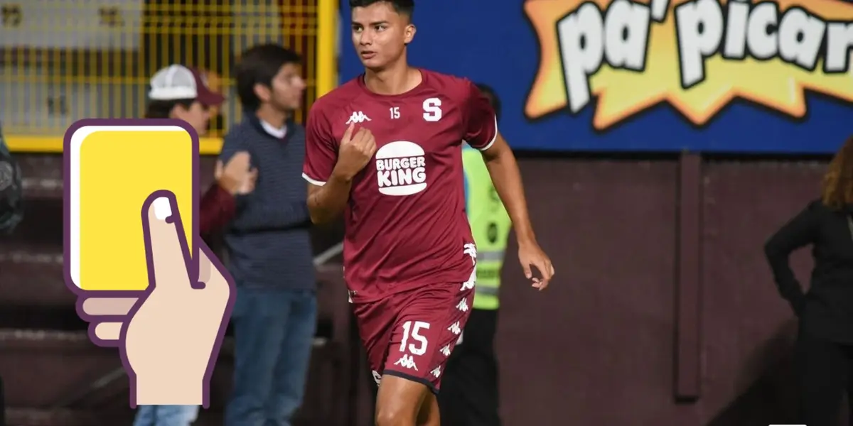 Douglas Sequeira tras recibir tarjeta amarilla en el clásico. Foto: SAP