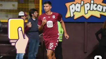 Douglas Sequeira tras recibir tarjeta amarilla en el clásico. Foto: SAP