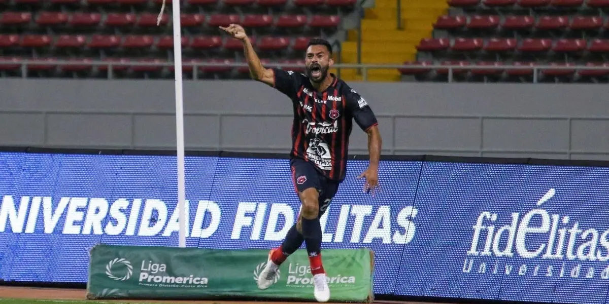 El capitán de Alajuelense evidenció su molestia por el empate ante Alajuelense.