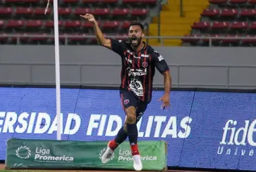 El capitán de Alajuelense evidenció su molestia por el empate ante Alajuelense.