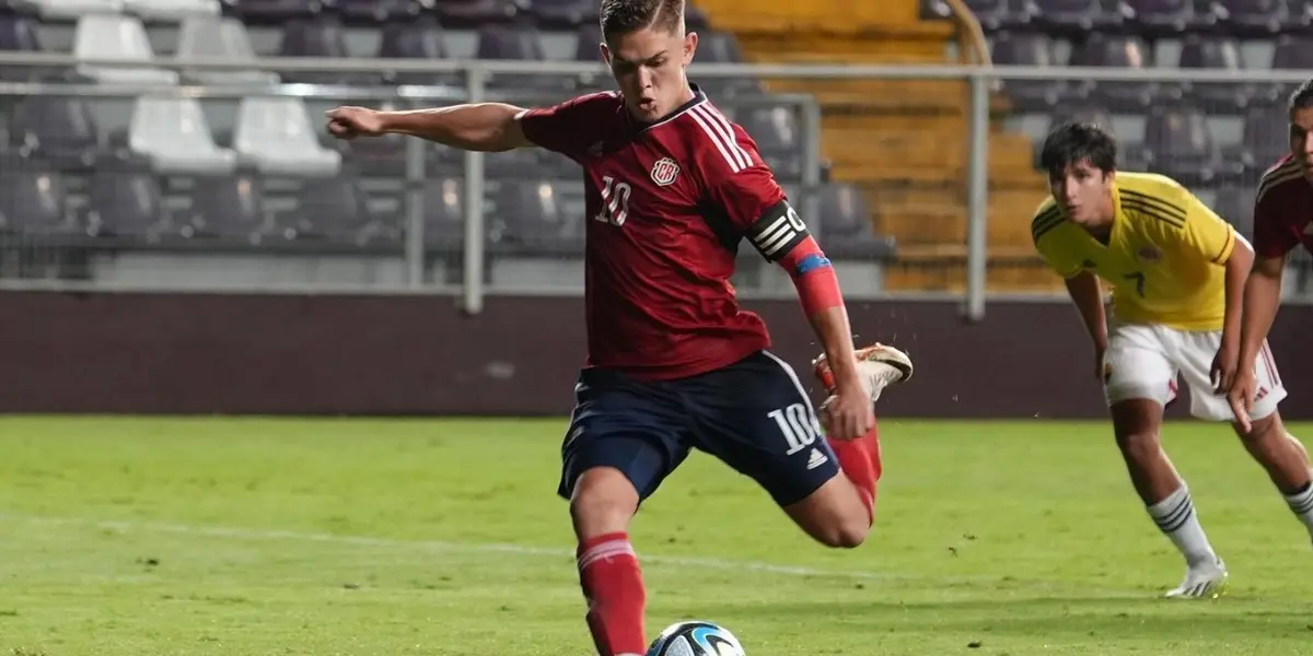 El central del Cartaginés cometió autogol para adelantar a Colombia ante La Sele.