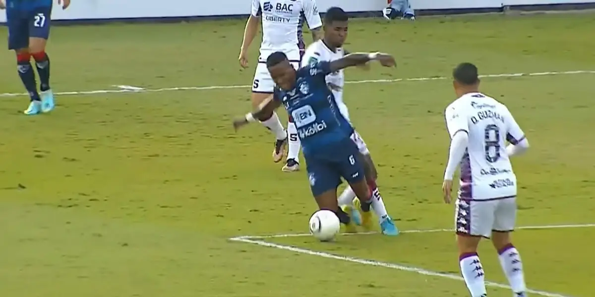 El central estuvo a centímetros de la polémica acción donde no señaló la pena máxima