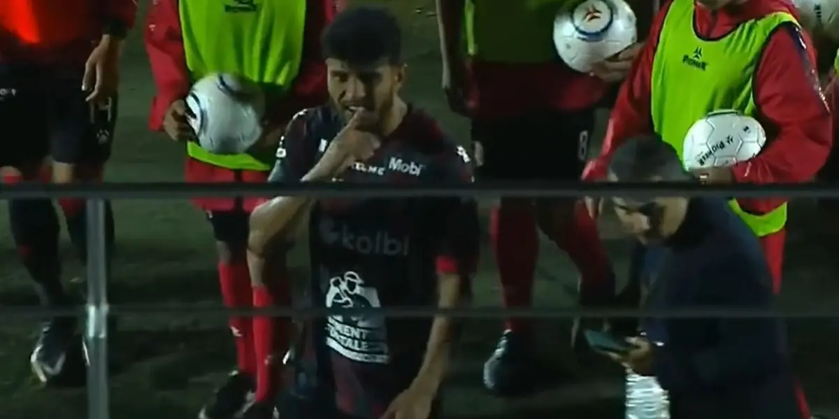 El delantero del cuadro rojinegro realizó un gesto que ya está dando de que hablar al término del partido