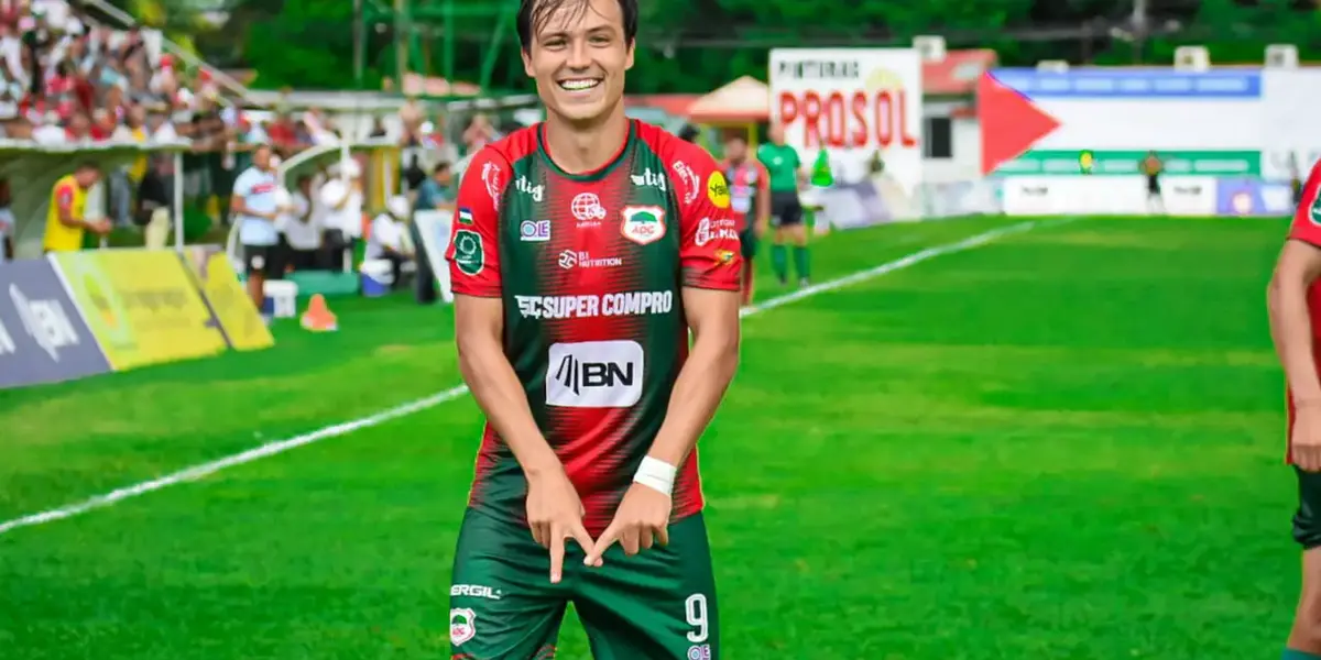 El delantero mexicano puede ser sancionado dos años sin jugar debido a una uña encarnada