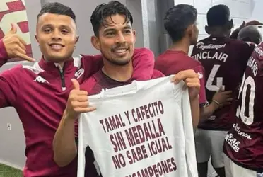 El delantero se acordó de todos sus rivales en la celebración del título morado, con camisetas que reflejaban frases célebres de los campeonatos