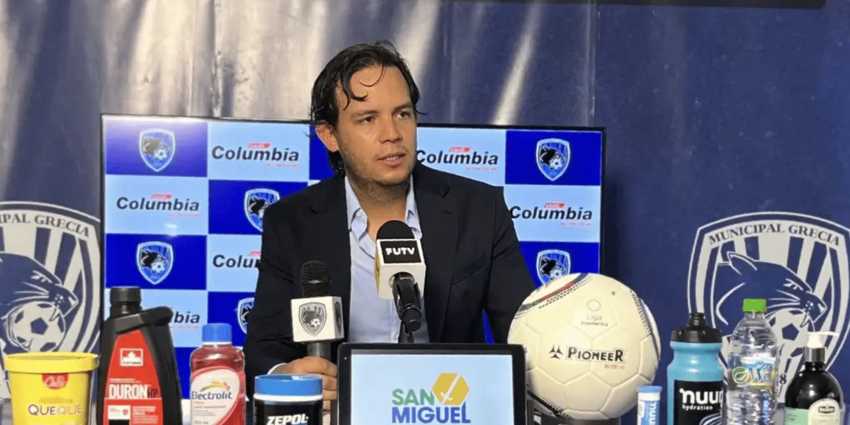 El entrenador de Grecia que expulsó al los árbitros en medio partido, ya conoce la sanción.