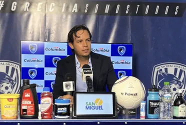 El entrenador de Grecia que expulsó al los árbitros en medio partido, ya conoce la sanción.