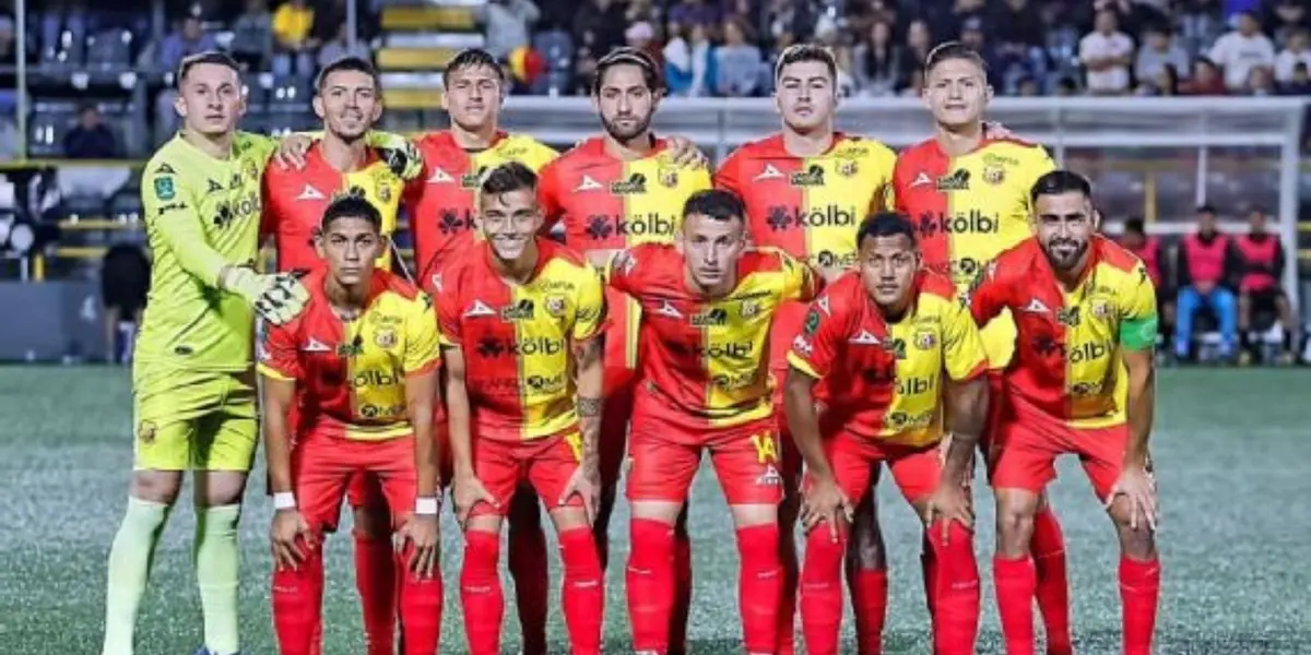 El equipo de Jeaustin Campos tiene un verdadero problema con uno de sus futbolistas.