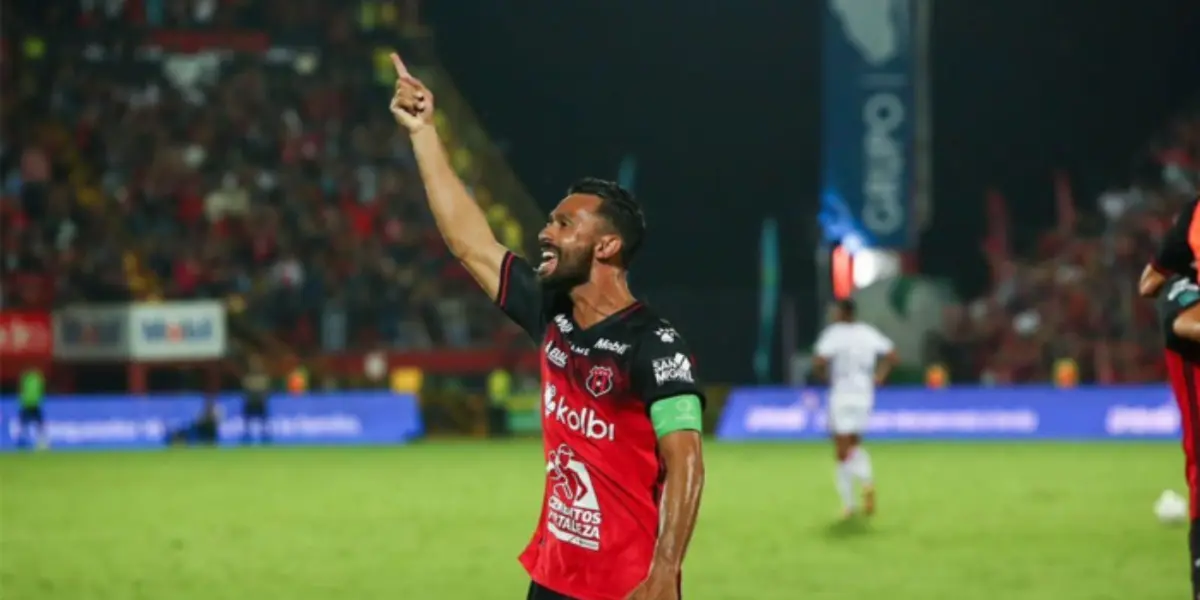 El equipo manudo le hizo un sentido homenaje a su capitán en la previa al duelo ante Herediano.
