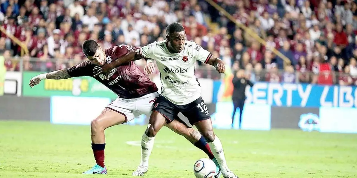 El ex jugador del Arsenal no fue citado para el partido de hoy.