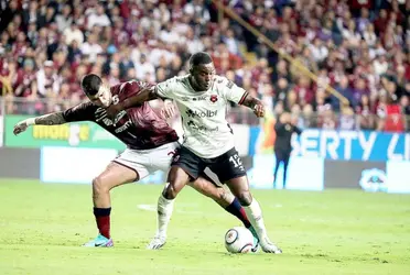 El ex jugador del Arsenal no fue citado para el partido de hoy.