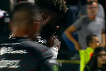 El extremo panameño dejó un particular gesto ante San Carlos.