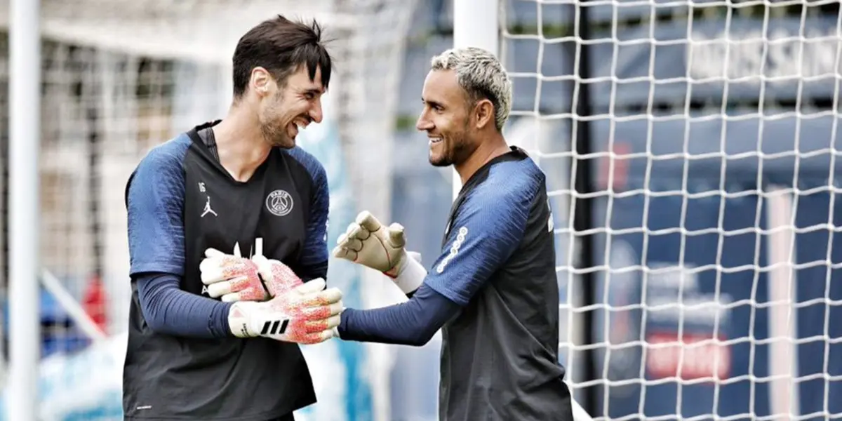 El guardameta del París Saint Germain (PSG) sacó su lado más humano con su gran amigo.