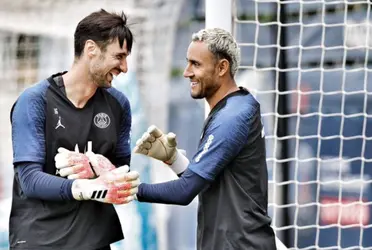 El guardameta del París Saint Germain (PSG) sacó su lado más humano con su gran amigo.