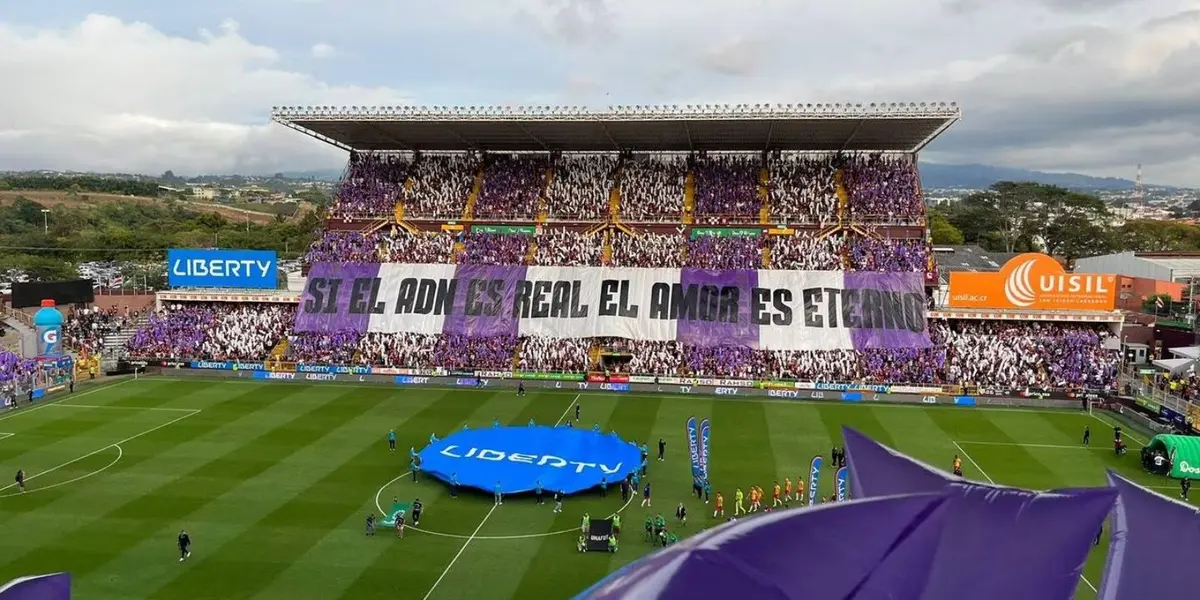 El ídolo morado inspiró la manta del Saprissa en la final ante Herediano